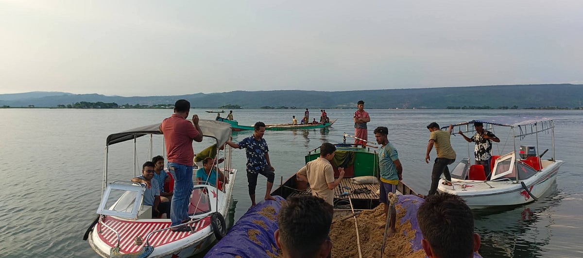সুনামগঞ্জে অবৈধ বালু উত্তোলনের বিরুদ্ধে প্রশাসনের অভিযান। গতকাল রোববার বিকেলে তাহিরপুর উপজেলার মাটিয়ান হাওরে