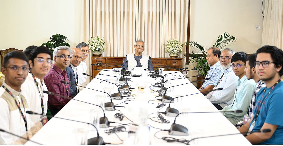সোমবার বিকেলে রাষ্ট্রীয় অতিথি ভবন যমুনায় প্রধান উপদেষ্টা অধ্যাপক ড. মুহাম্মদ ইউনূসের সঙ্গে সাক্ষাৎ করেন আন্তর্জাতিক পদকজয়ী দেশের ছয়জন শিক্ষার্থী