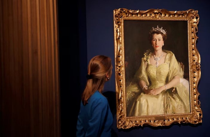 রানি দ্বিতীয় এলিজাবেথের সিংহাসনে আসীন হওয়ার ৭০ বছর পূর্তিতে  ২০২২ সালের জুলাইয়ে প্রদর্শনীর আয়োজন করা হয়। সেখানে একটি পেইন্টিং দেখছেন রয়েল কালেকশন ট্রাস্টের এক কর্মী ছবি: