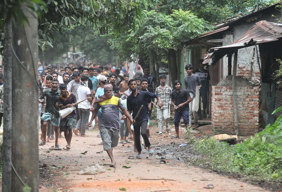 চট্টগ্রাম বিশ্ববিদ্যালয় শিক্ষার্থীদের সঙ্গে গ্রামবাসীর সংঘর্ষ হয়। ৩১ আগস্ট দুপুরে