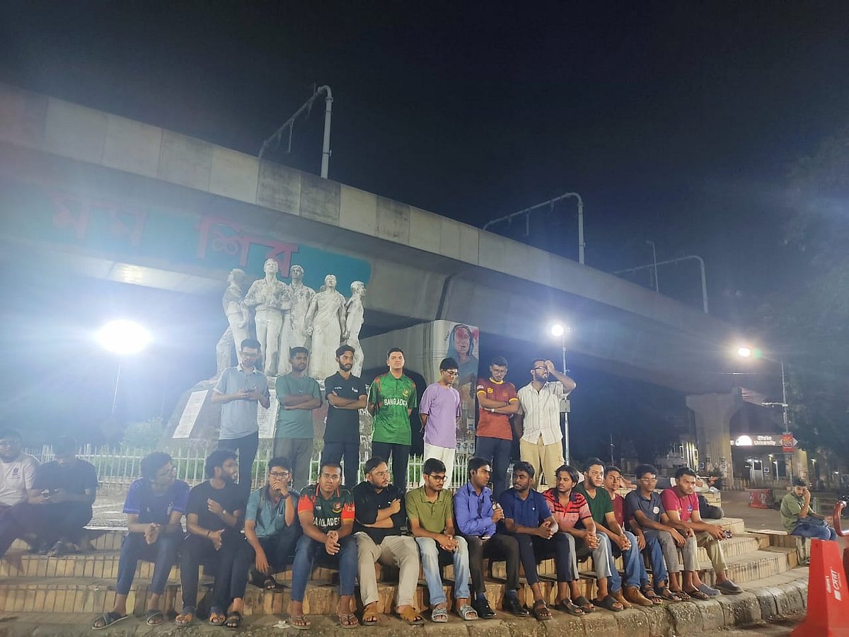 ডাকসু নির্বাচনের ভোট গ্রহণের আগের রাতে টিএসসিতে বসে জয়–পরাজয়ের হিসাব–নিকাশ করছেন শিক্ষার্থীরা। সোমবার দিবাগত মধ্যরাতের চিত্র    
