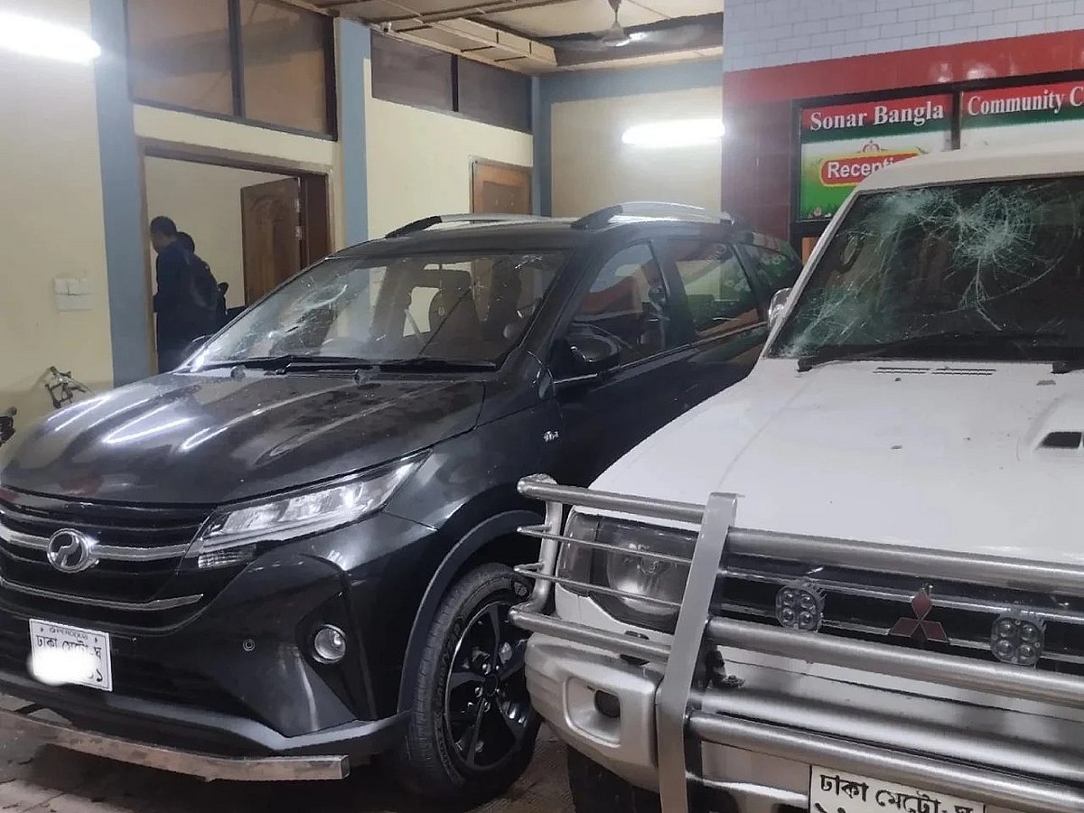 টাঙ্গাইল শহরে বঙ্গবীর কাদের সিদ্দিকীর বাসভবনে গত শনিবার রাতে দুর্বৃত্তরা হামলা ও ভাঙচুর করে