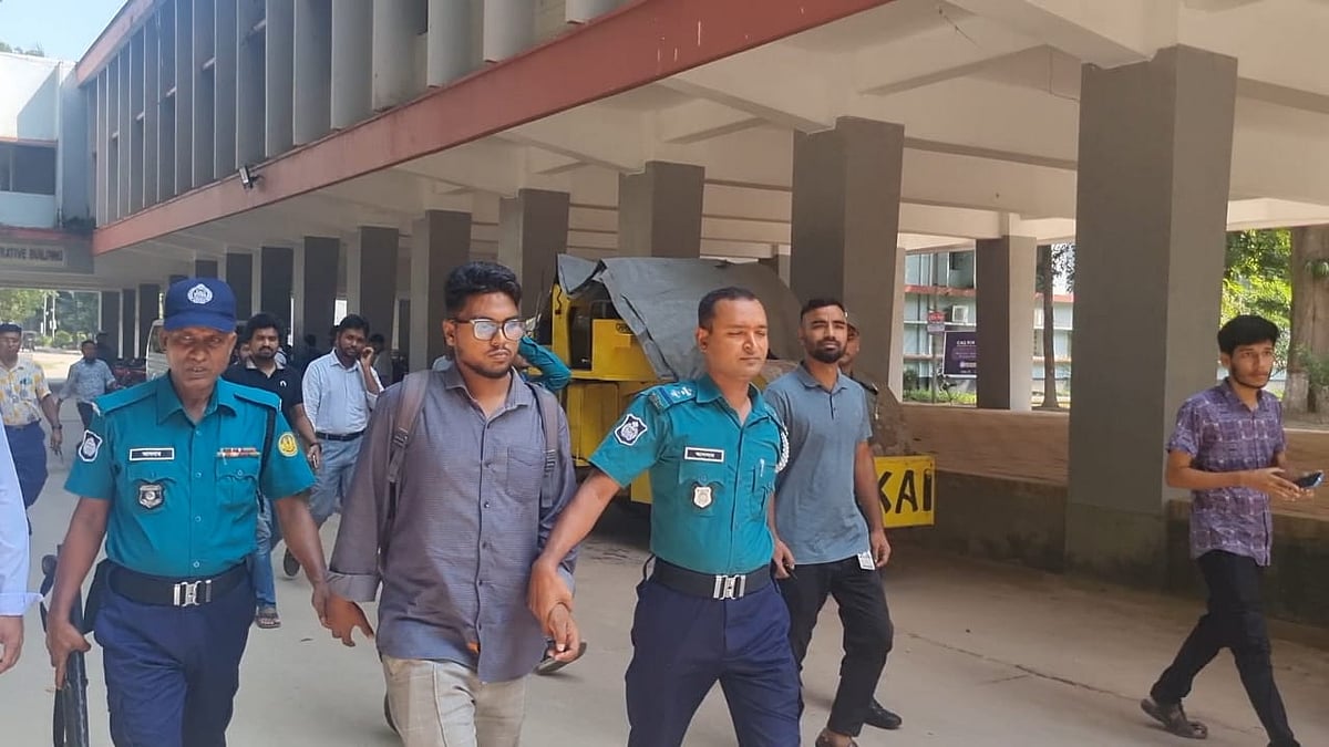 শেখ সাজ্জাদ হোসাইনকে আটক করে নিয়ে যাচ্ছে পুলিশ