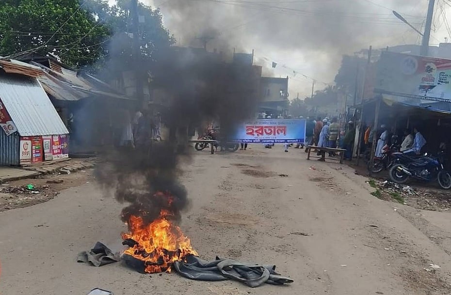 বাগেরহাটে চার সংসদীয় আসন বহালের দাবিতে সর্বদলীয় হরতাল পালিত হচ্ছে। আজ সোমবার