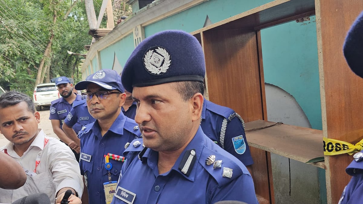 গোয়ালন্দের নুরাল পাগলার বাড়ি ও দরবার পরিদর্শন করেন পুলিশের ঢাকা রেঞ্জের অতিরিক্ত ডিআইজি মো. সিদ্দিকুর রহমান। পরে সাংবাদিকদের সঙ্গে কথা বলেন। সোমবার দুপুরে