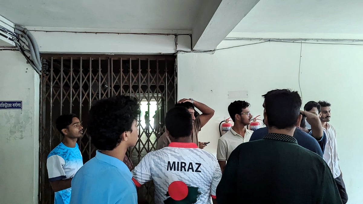 সহপাঠী ও তাঁর মায়ের হত্যার ঘটনার বিচারের দাবিতে কুমিল্লা নগরে মানববন্ধনে যাওয়ার জন্য বাস না পেয়ে কুমিল্লা বিশ্ববিদ্যালয়ের প্রশাসনিক ভবনে তালা দিয়েছেন শিক্ষার্থীরা। আজ সোমবার দুপুরে তোলা