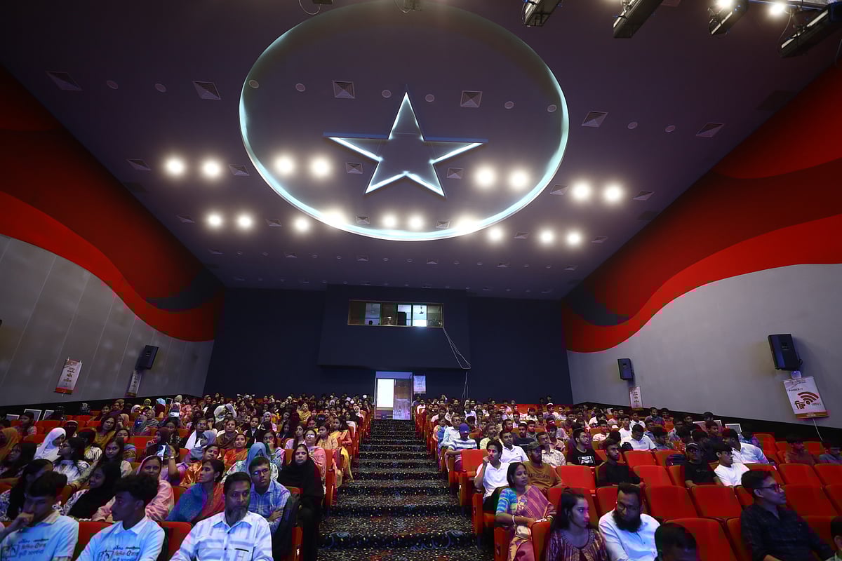মৌলভীবাজারে শিখো-প্রথম আলো জিপিএ-৫ অনুষ্ঠানে উপস্থিত শিক্ষার্থী, অভিভাবক ও অতিথিদের একাংশ। সোমবার দুপুরে জেলা শিল্পকলা একাডেমি মিলনায়তনে