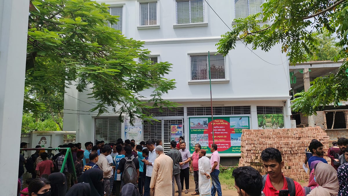 কুমিল্লা নগরের কালিয়াজুরি এলাকার এই ভবনের দ্বিতীয় তলার বাসা থেকে উদ্ধার করা হয় মা ও মেয়ের মরদেহ। আজ সোমবার সকালে