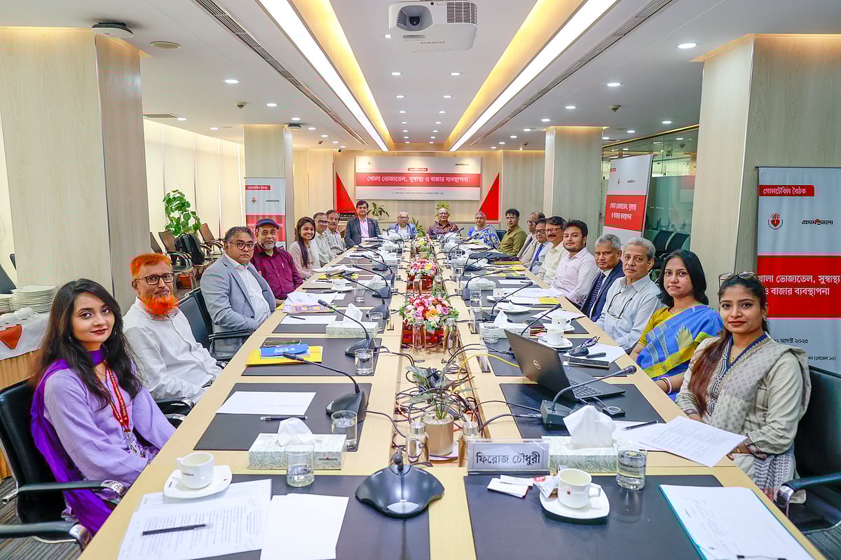 ‘খোলা ভোজ্যতেল, সুস্বাস্থ্য ও বাজার ব্যবস্থাপনা’ শীর্ষক গোলটেবিল বৈঠকে অংশগ্রহণকারীরা। গত ২১ আগস্ট ২০২৫ ঢাকার প্রথম আলো কার্যালয়ে