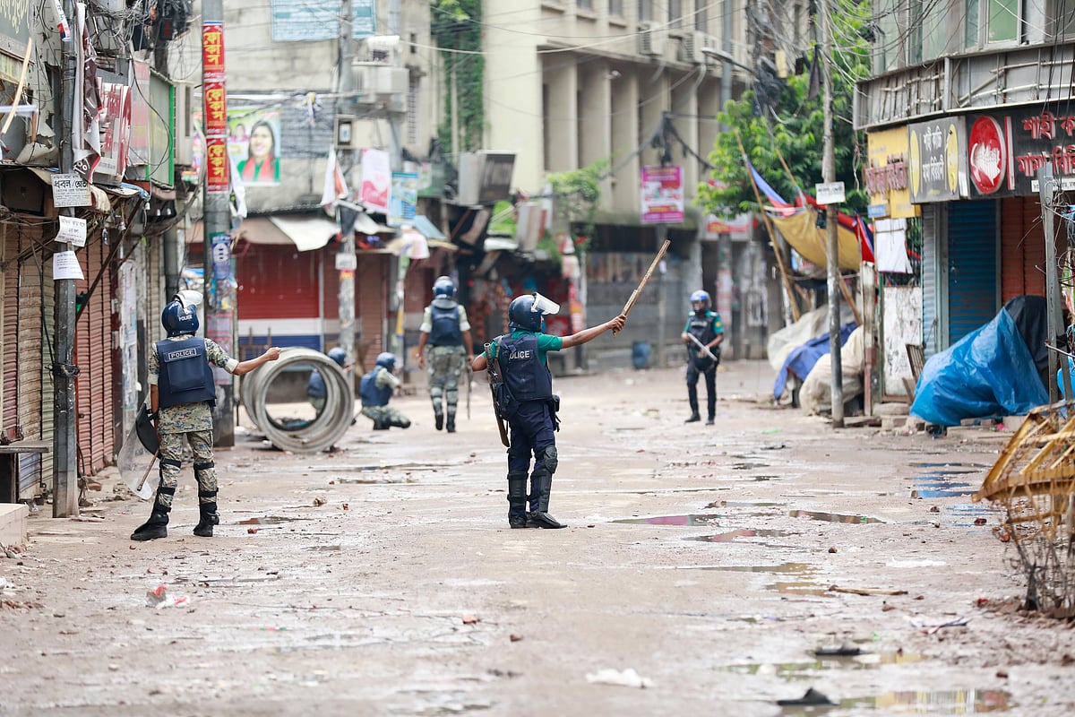 গত বছরের ৫ আগস্ট চানখাঁরপুল এলাকায় আন্দোলনকারীদের বিপরীতে পুলিশের অবস্থান