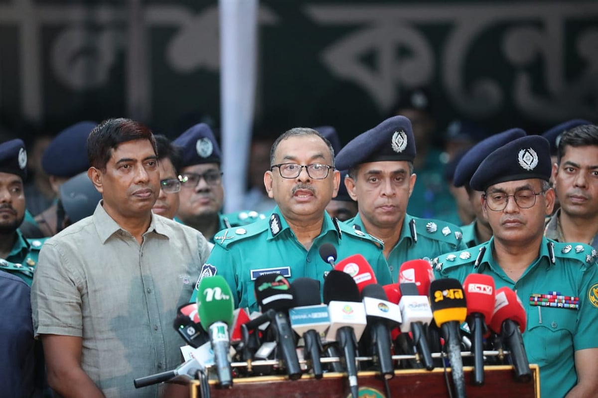 টিএসসিতে স্থাপিত ডিএমপির অস্থায়ী নিয়ন্ত্রণকক্ষের বাইরে সংবাদ সম্মেলন করেন ডিএমপি কমিশনার শেখ মো. সাজ্জাত আলী। ৮ সেপ্টেম্বর