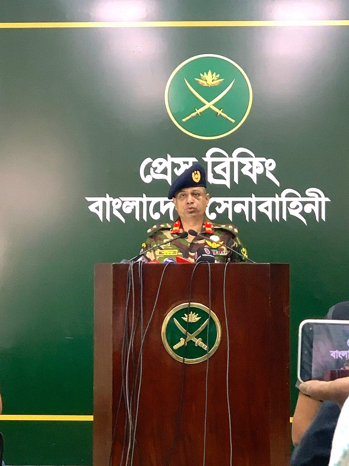 ব্রিফিংয়ে সেনাসদরের মিলিটারি অপারেশনস পরিদপ্তরের কর্নেল স্টাফ কর্নেল মো. শফিকুল ইসলাম। সোমবার ঢাকা সেনানিবাসের অফিসার্স মেস–এ