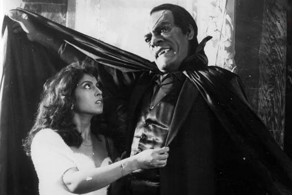 সিনেমার দৃশ্যে সহশিল্পীর সঙ্গে অনিরুদ্ধ আগরওয়াল। আইএমডিবি