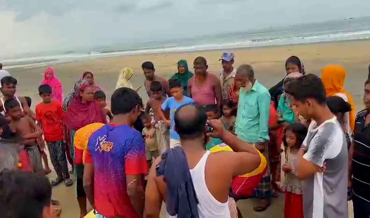 গোসলে নেমে নিখোঁজ হওয়া কলেজছাত্রের লাশ উদ্ধার হয়েছে। আজ সোমবার ভোর সোয়া ছয়টার দিকে কক্সবাজার জেলার সমিতিপাড়া সৈকতে