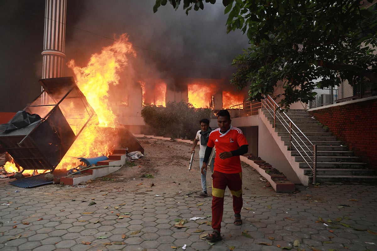 বিক্ষোভকারীরা নেপালের কংগ্রেস পার্টির অফিসেও আগুন ধরিয়ে দেন। ছবিটি আজ কাঠমান্ডুতে তোলা