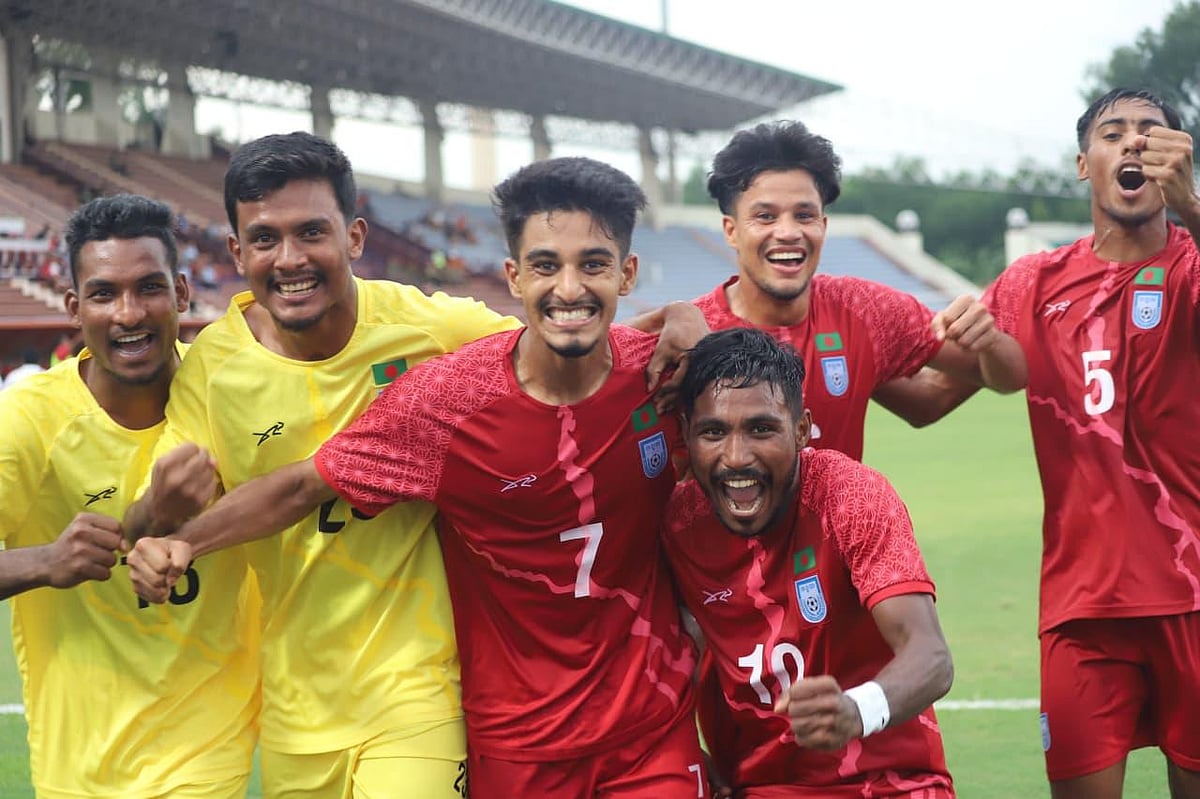 সিঙ্গাপুরকে হারানোর পর বাংলাদেশ অনূর্ধ্ব–২৩ দলের সতীর্থদের সঙ্গে মোরছালিন (৭ নং)