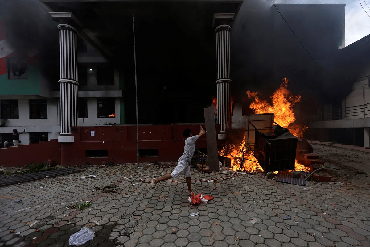 নেপালি কংগ্রেসের কেন্দ্রীয় কার্যালয়ে আগুন ধরিয়ে দেন বিক্ষোভকারীরা। আজ ৯ সেপ্টেম্বর, কাঠমান্ডু