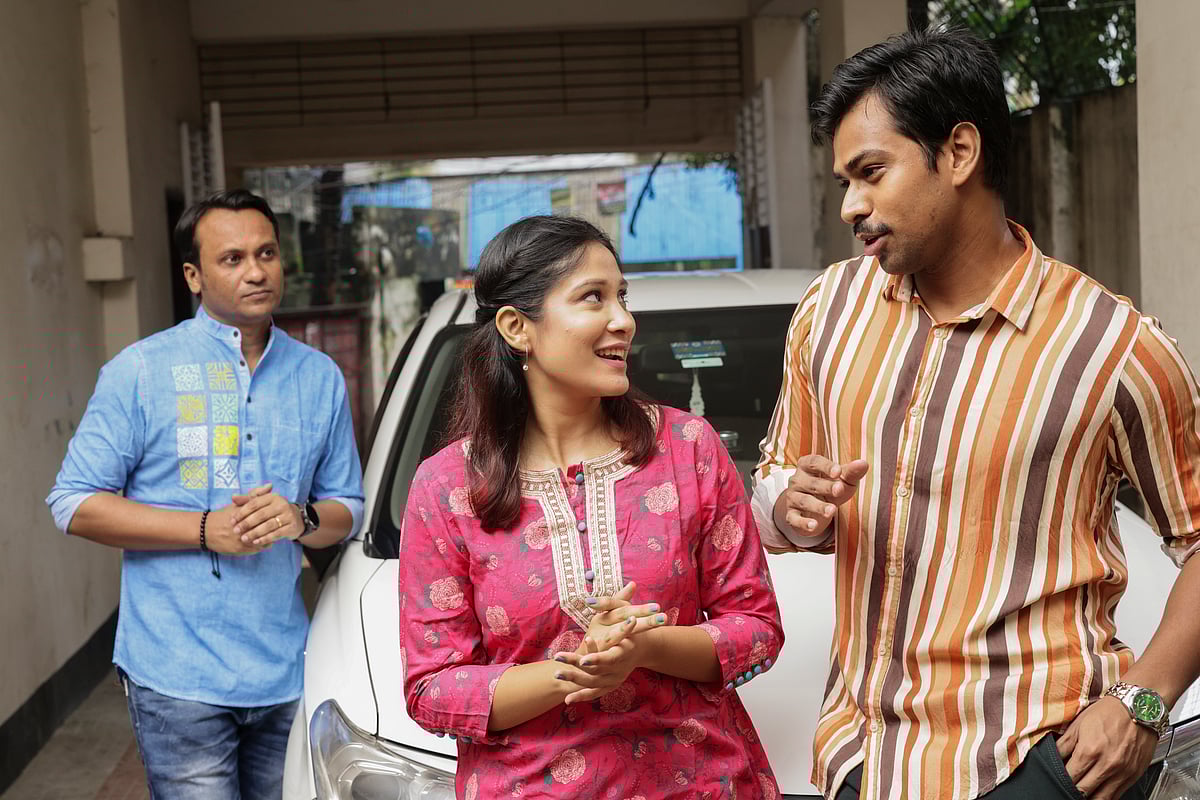 বন্ধুদের মধ্যে কেউ যদি কিছুটা অসচ্ছল হয়ে থাকে, তাকে দুরে ঠেলে না দিয়ে আগলে রাখুন