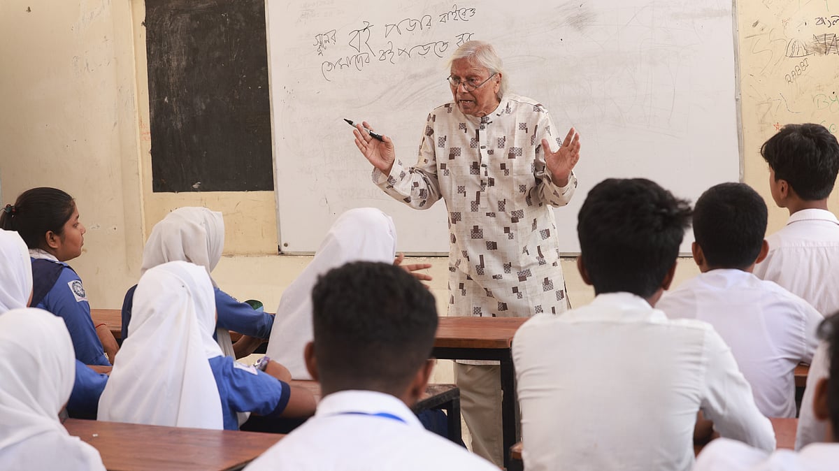 প্রতীকী এই ছবিতে শিক্ষার্থীদের সঙ্গে মডেল হয়েছেন শিশু সাহিত্যিক আখতার হুসেন