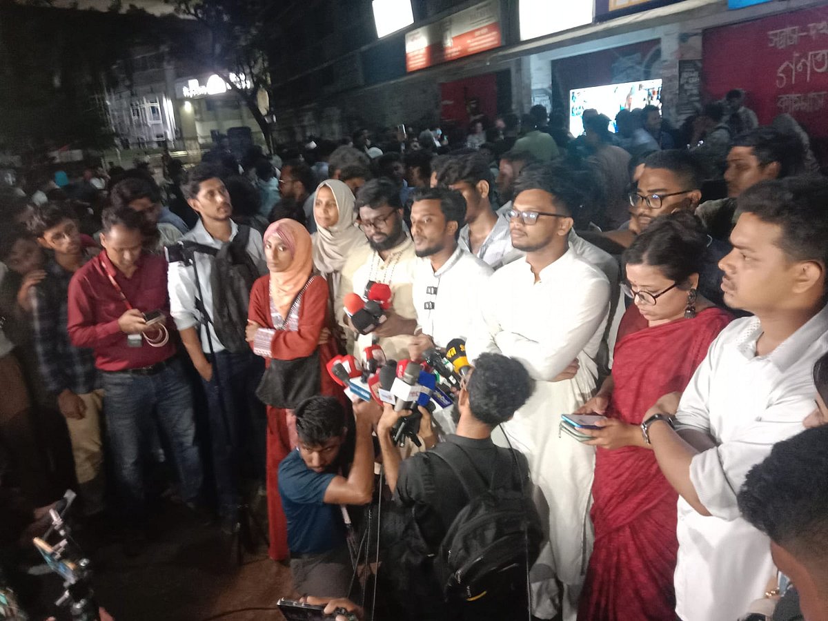 ডাকসু নির্বাচনের ভোট গণনা চলার মধ্যে আজ মঙ্গলবার রাতে টিএসসিতে সংবাদ সম্মেলন করেন বৈষম্যবিরোধী শিক্ষার্থী সংসদ প্যানেলের প্রার্থীরা