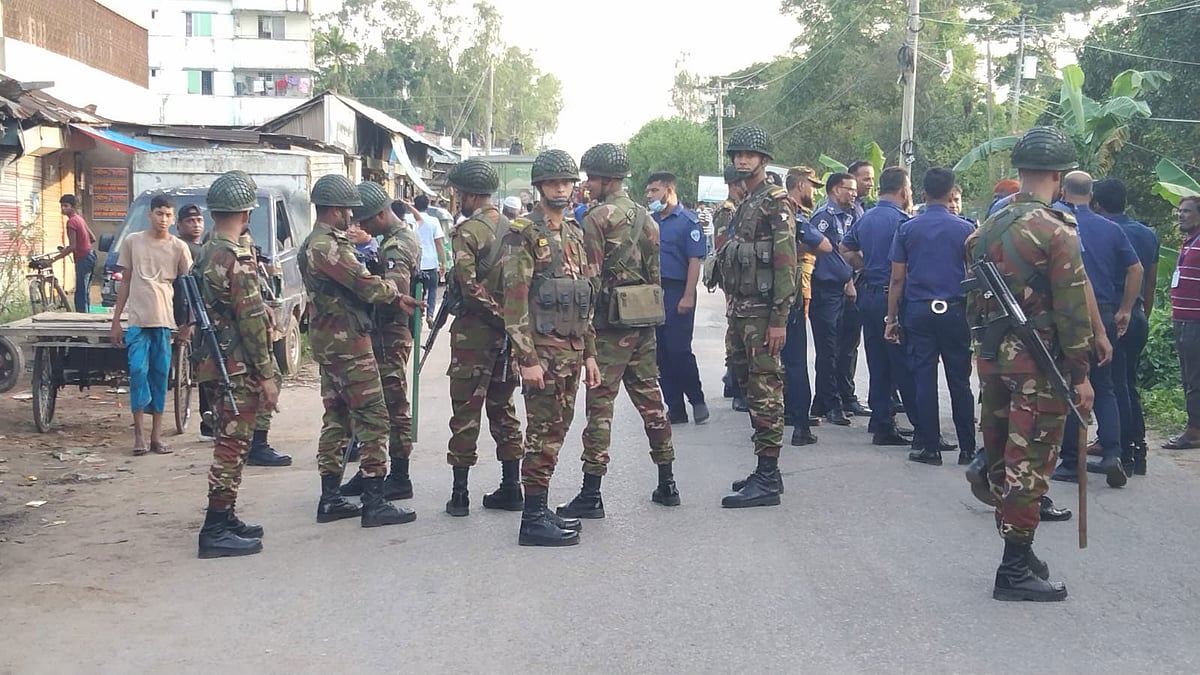 নোয়াখালীর সেনবাগে বিএনপির কমিটি নিয়ে দলের তিন পক্ষ পৃথক কর্মসূচি পালন করেছে। এ কারণে সড়কে অবস্থান নেয় পুলিশ ও সেনা সদস্যরা
