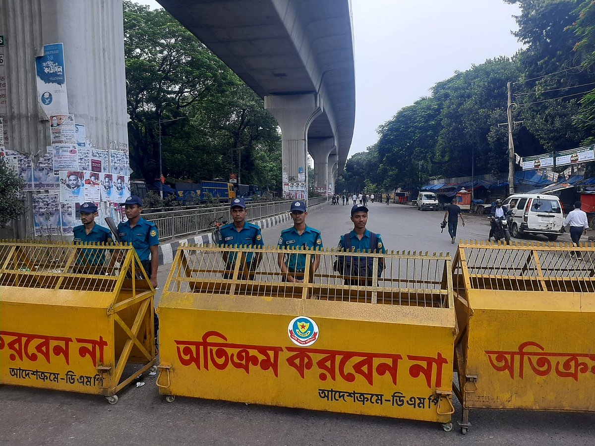 ঢাকা বিশ্ববিদ্যালয়ের প্রবেশমুখে পুলিশের চেকপোস্ট। ৯ সেপ্টেম্বর সকালে
