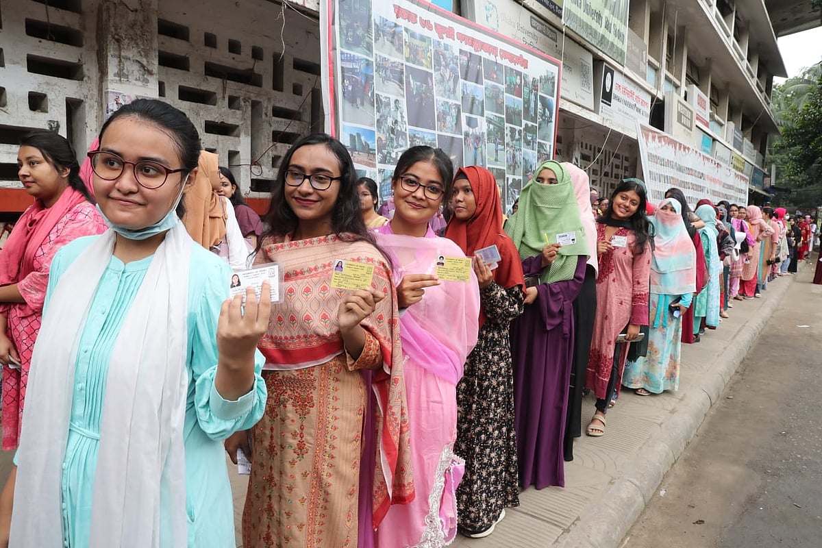টিএসসি কেন্দ্রে ভোট দিতে লাইনে দাঁড়িয়েছেন ভোটাররা। ছবি: সাজিদ হোসেন