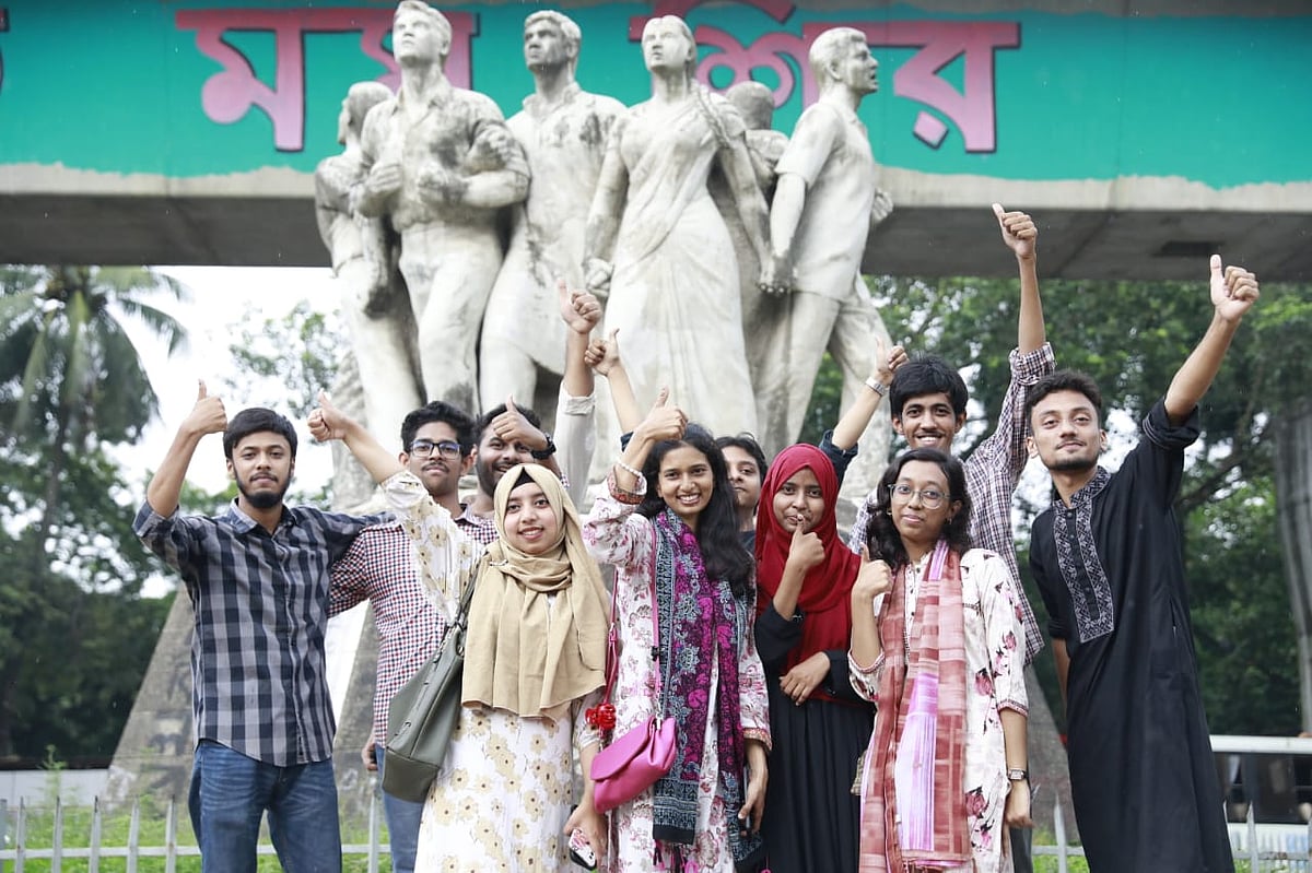 ঢাকা বিশ্ববিদ্যালয় কেন্দ্রীয় ছাত্র সংসদ (ডাকসু) নির্বাচনে ভোট দেওয়ার পর শিক্ষার্থীদের উল্লাস। রাজু ভাস্কর্যের সামনে, ৯ সেপ্টেম্বর ২০২৫