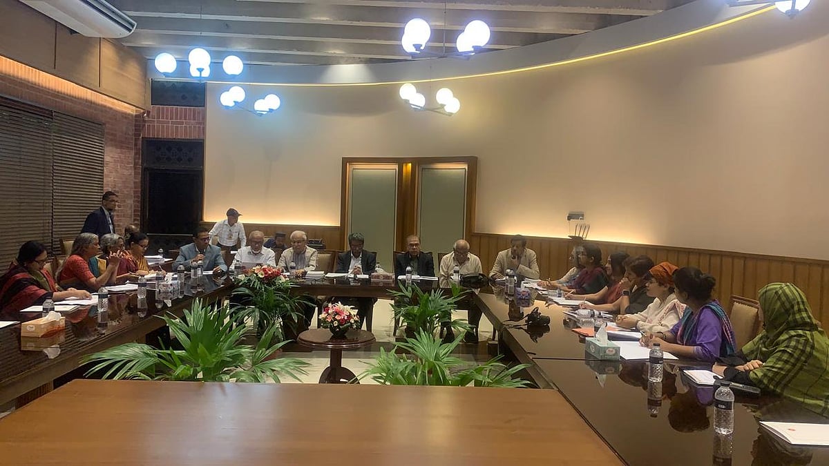 জাতীয় ঐকমত্য কমিশনের সঙ্গে নারীর রাজনৈতিক অধিকার ফোরাম-এর পক্ষে বিভিন্ন সংগঠনের প্রতিনিধিরা বৈঠক করেন। জাতীয় সংসদ ভবনের এলডি হল, ঢাকা। ৯ সেপ্টেম্বর