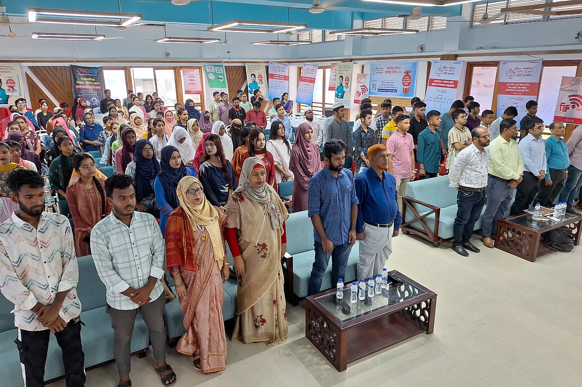 জাতীয় সংগীত পরিবেশনের সময় দাঁড়িয়ে সম্মান প্রদর্শন করে অনুষ্ঠানে আসা শিক্ষার্থী, অভিভাবক ও আমন্ত্রিত অতিথিরা। আজ সকালে পিরোজপুর সদর উপজেলা পরিষদের শহীদ ওমর ফারুক মিলনায়তনে