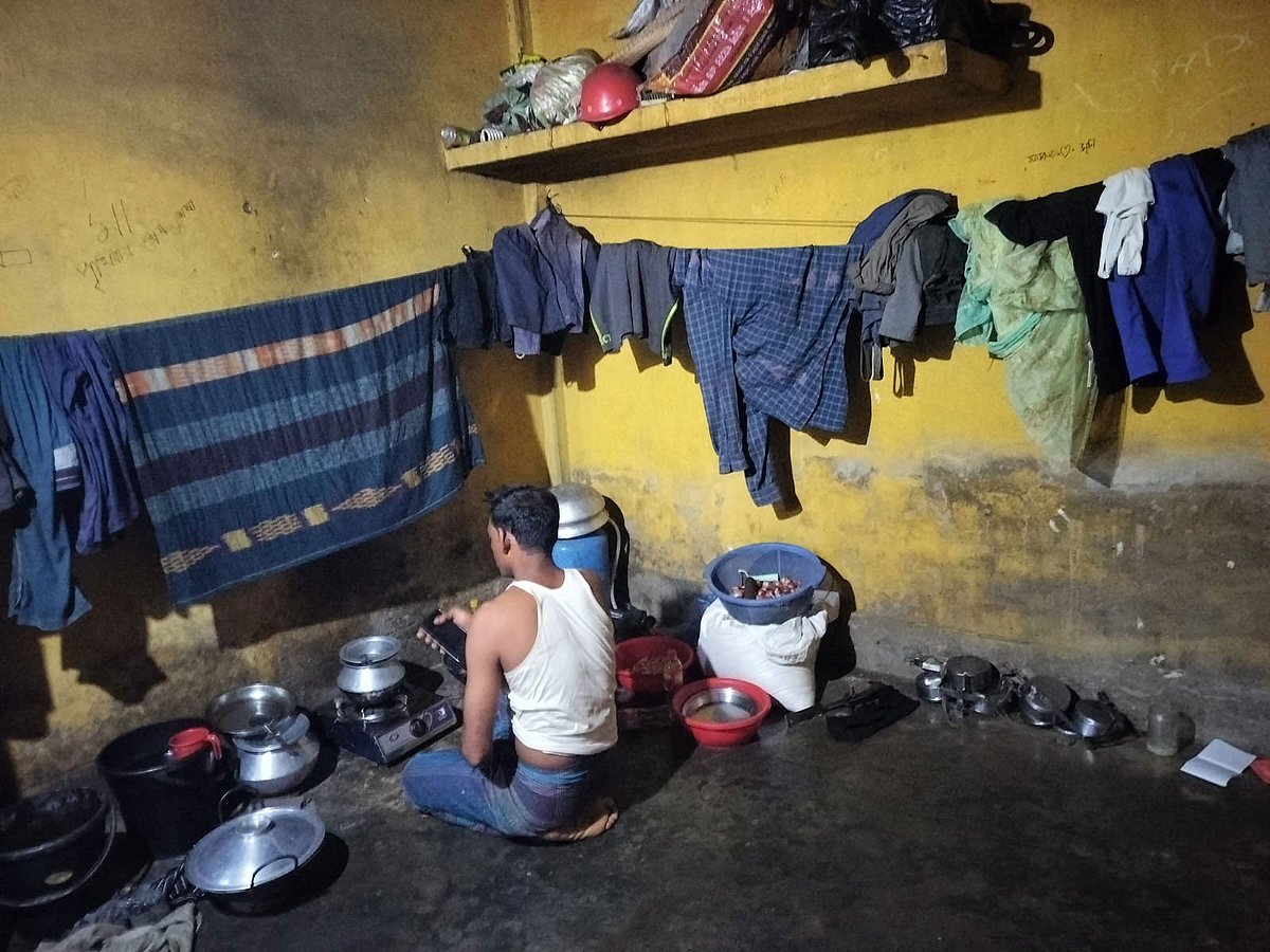 একটি কক্ষে রান্না ও ঘুমানোর ব্যবস্থা। সম্প্রতি চট্টগ্রামের সীতাকুণ্ডের এম আই কলোনিতে