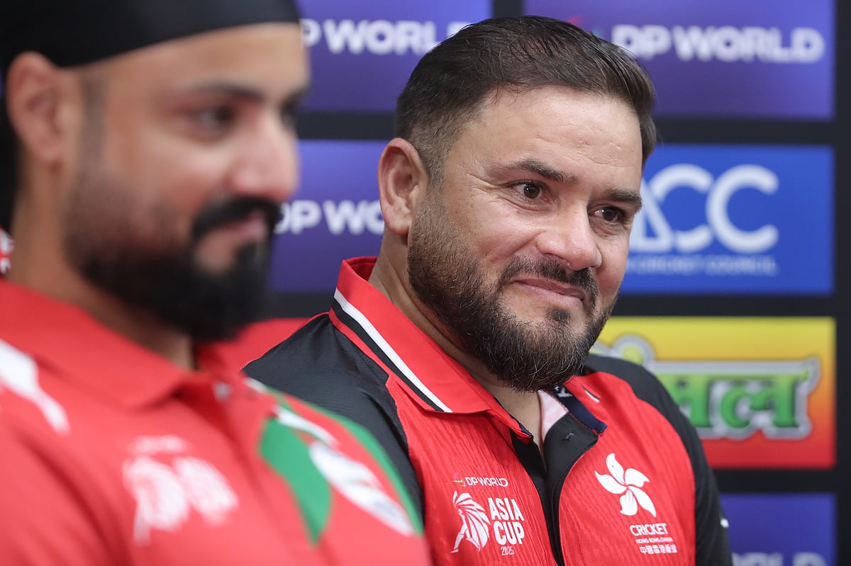 সংবাদ সম্মেলনে হংকং অধিনায়ক ইয়াসিম মুর্তজা (ডানে)