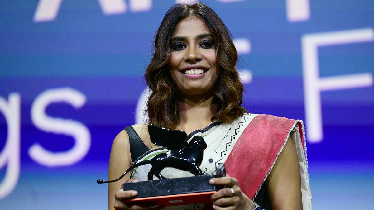 ভেনিসে পুরস্কার হাতে অনুপূর্ণা রায়। এএফপি