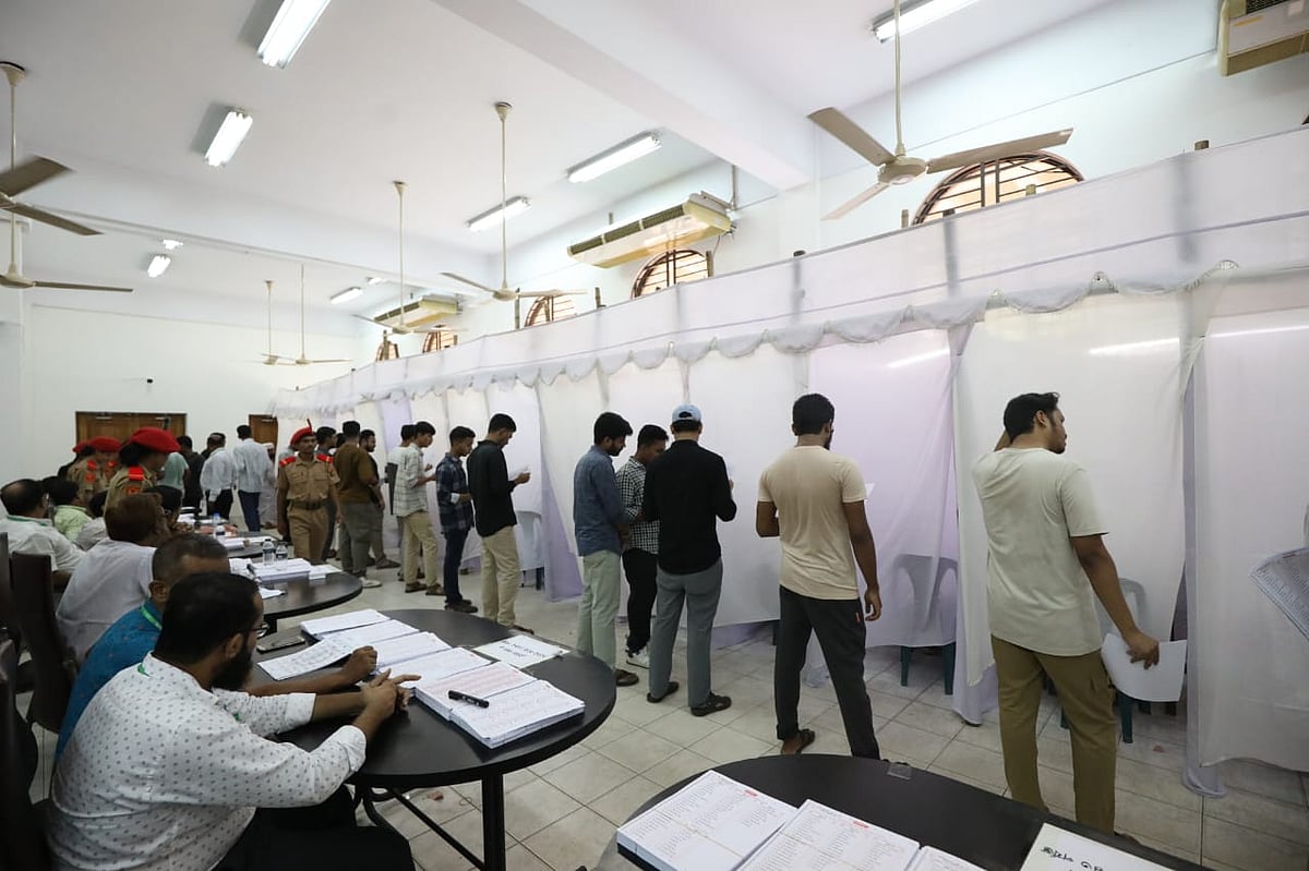 ডাকসু নির্বাচনে ভোট দিচ্ছেন শিক্ষার্থীরা। সিনেট ভবন কেন্দ্র