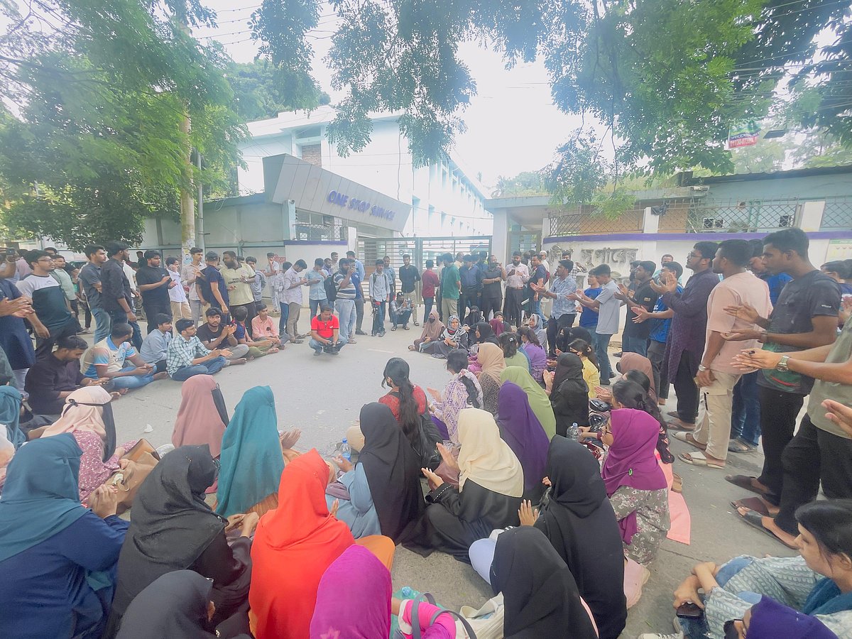 কুমিল্লা জেলা পুলিশ সুপারের কার্যালয়ের সামনে বিক্ষোভ ও অবস্থান কর্মসূচি করছেন কুমিল্লা বিশ্ববিদ্যালয়ের শিক্ষার্থীরা। মঙ্গলবার দুপুরে