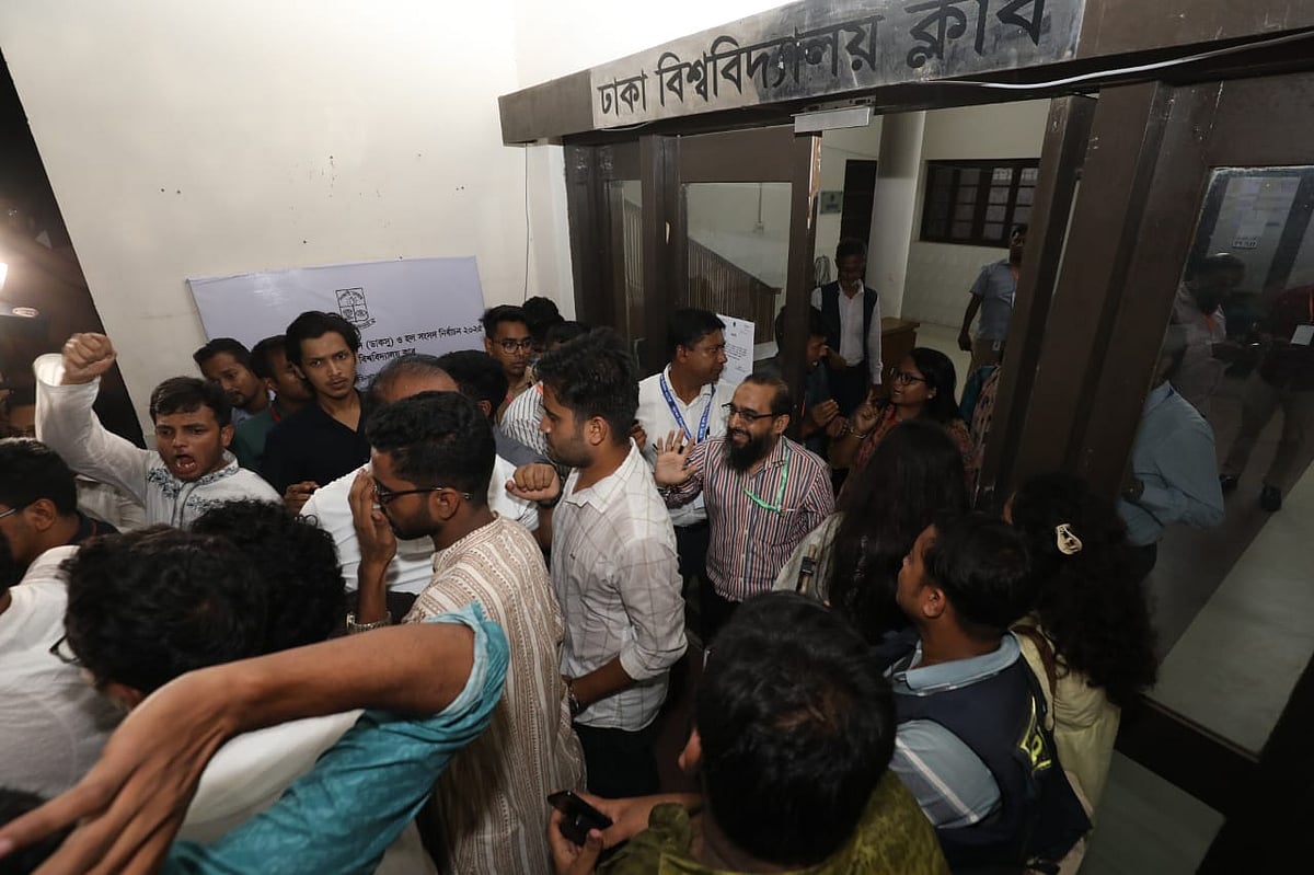 ডাকসুর ভোটগণনা চলার মধ্যে রাত সাড়ে আটটার দিকে ঢাকা বিশ্ববিদ্যালয় শিক্ষক ক্লাব কেন্দ্রের সামনে পাল্টাপাল্টি স্লোগান দেন ছাত্রদল ও ইসলামী ছাত্রশিবিরের নেতা–কর্মীরা