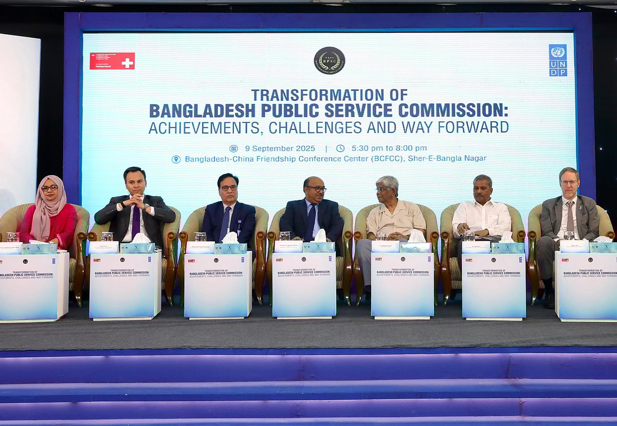 ‘বাংলাদেশ সরকারি কর্ম কমিশনের রূপান্তর: অর্জন, চ্যালেঞ্জ ও সামনে এগোনোর পথ’ শীর্ষক এক আলোচনা সভায় অতিথিরা। রাজধানীর বাংলাদেশ-চীন মৈত্রী সম্মেলন কেন্দ্রে
