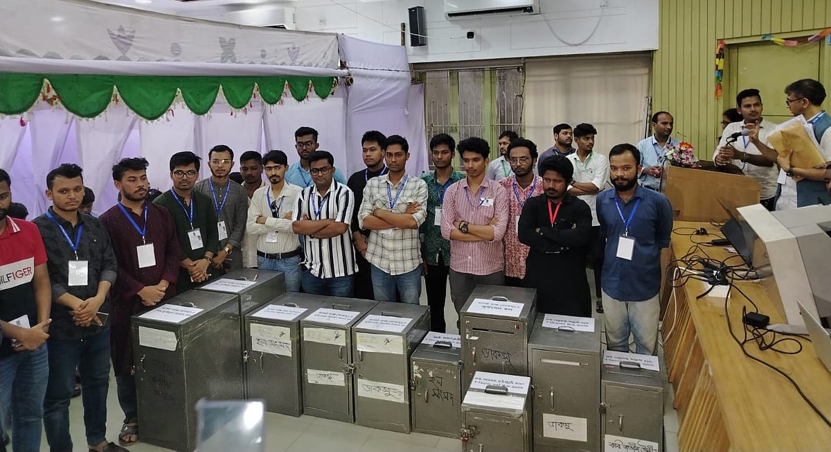 উদয়ন স্কুল কেন্দ্রে ভোট গণনা শুরুর আগে ব্যালটভর্তি বাক্স