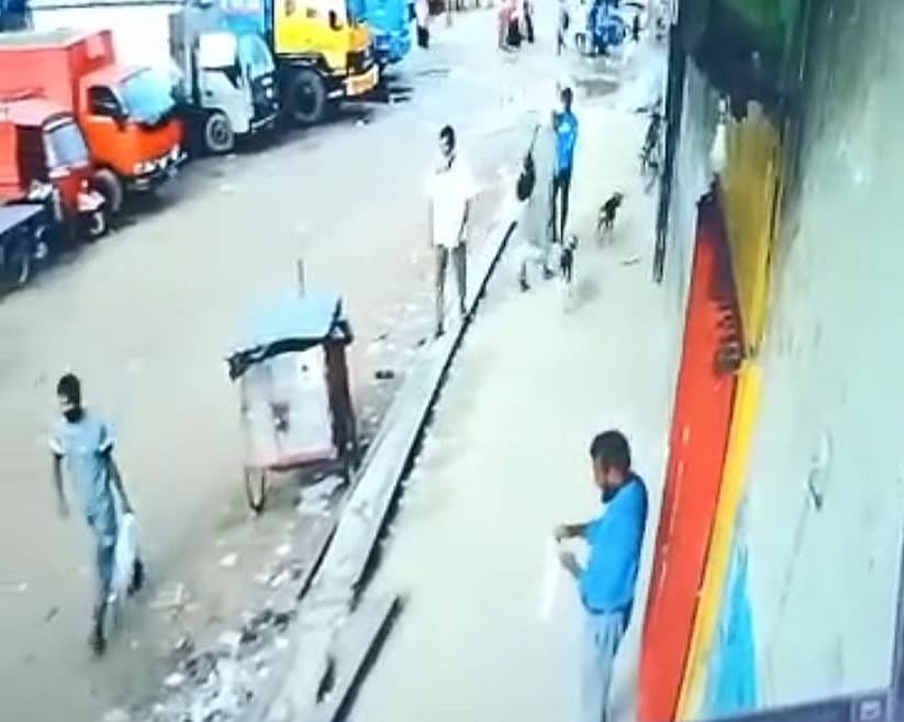 টাকার থলে নিয়ে চলে যাচ্ছেন ছিনতাইকারী