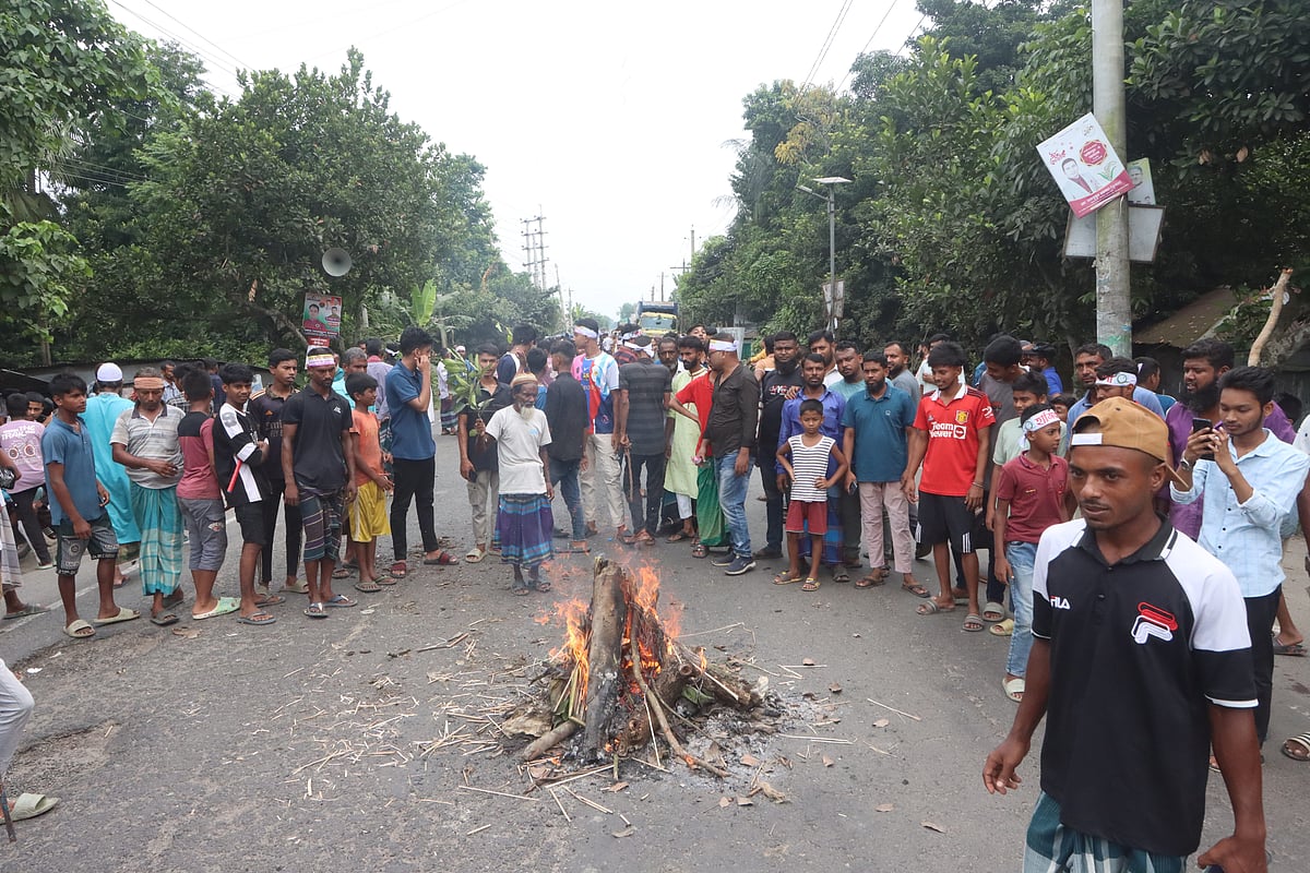 ফরিদপুরে সীমানা পুনর্বিন্যাসের প্রতিবাদে আবারও দুই মহাসড়ক অবরোধ করেছেন এলাকাবাসী। আজ মঙ্গলবার সকাল সাড়ে ৯টায় হামিরদী বাসস্ট্যান্ড এলাকায়