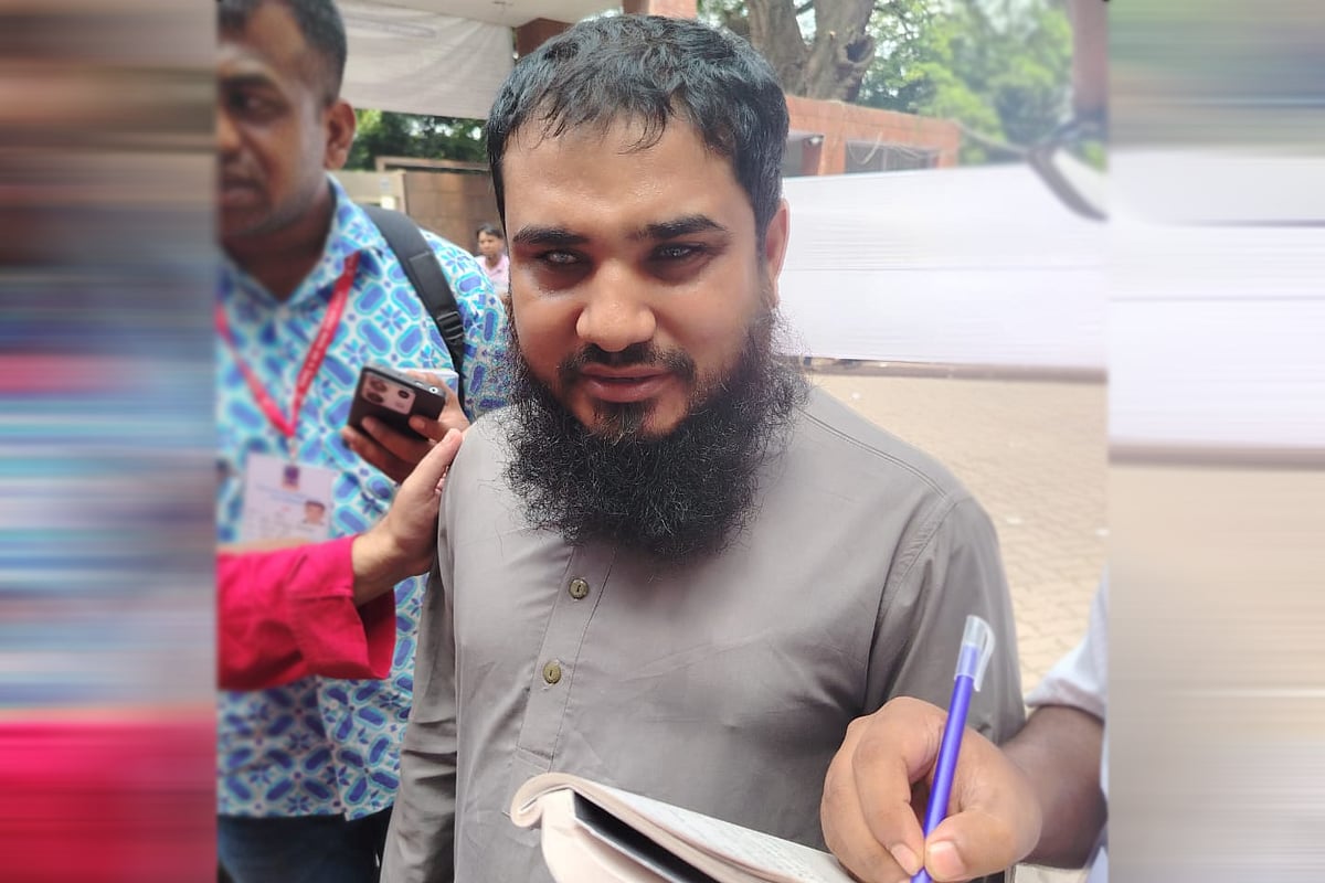 ব্রেইল পদ্ধতিতে ভোট দিয়ে নিজের অভিজ্ঞতার কথা জানাচ্ছেন সূর্য সেন হলের আবাসিক শিক্ষার্থী ফারুক হাওলাদার। আজ উদয়ন স্কুল কেন্দ্রে