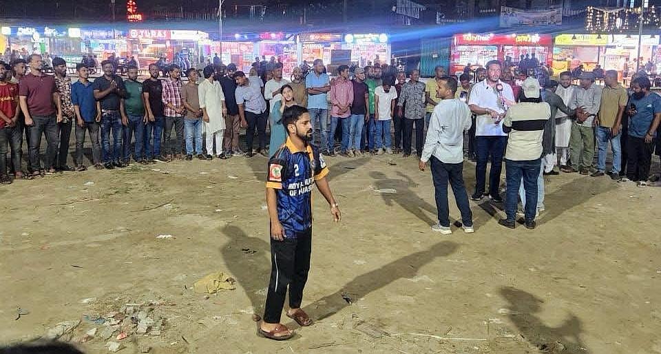 ঢাকা বিশ্ববিদ্যালয় কেন্দ্রীয় ছাত্র সংসদ (ডাকসু) ও হল সংসদ নির্বাচনে কারচুপির অভিযোগে চট্টগ্রামে বিক্ষোভ মিছিল করছেন স্বেচ্ছাসেবক দলের নেতা–কর্মীরা। আজ রাত ১০টায়