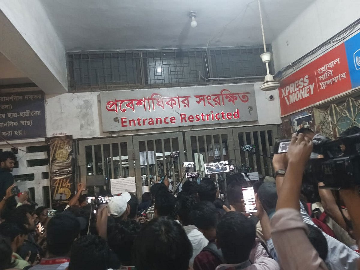 ডাকসু নির্বাচনের ভোট গণনায় কারচুপির অভিযোগ তুলে টিএসসি কেন্দ্রের সামনে উত্তেজনার সৃষ্টি করেন ছাত্রদলের ভিপি প্রার্থী আবিদুল ইসলামসহ দুজন প্রার্থী ও তাঁদের অনুসারীরা। আজ মঙ্গলবার সন্ধ্যায়