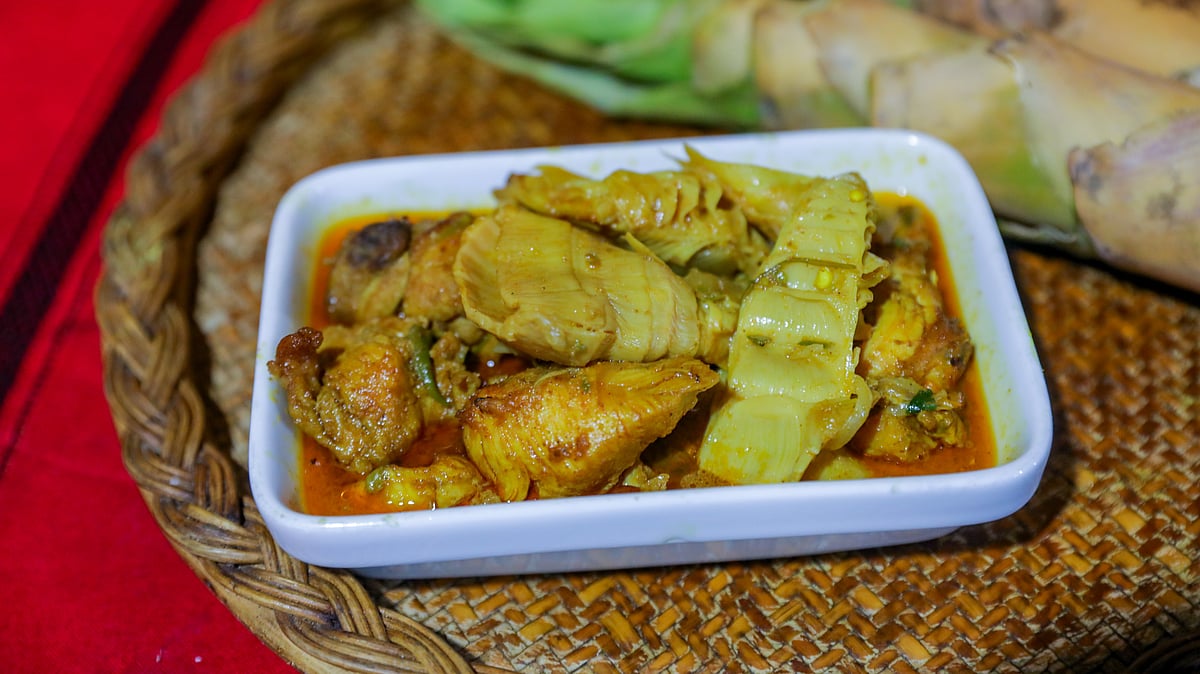 বাঁশকোঁড়ল দিয়ে মুরগি