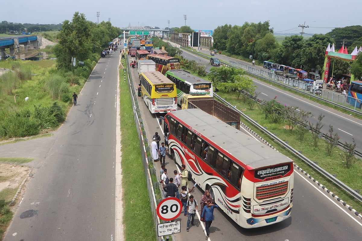 ফরিদপুরে এক্সপ্রেসওয়ে টোল প্লাজা বগাইল এলাকায় দীর্ঘ যানজট। আজ মঙ্গলবার