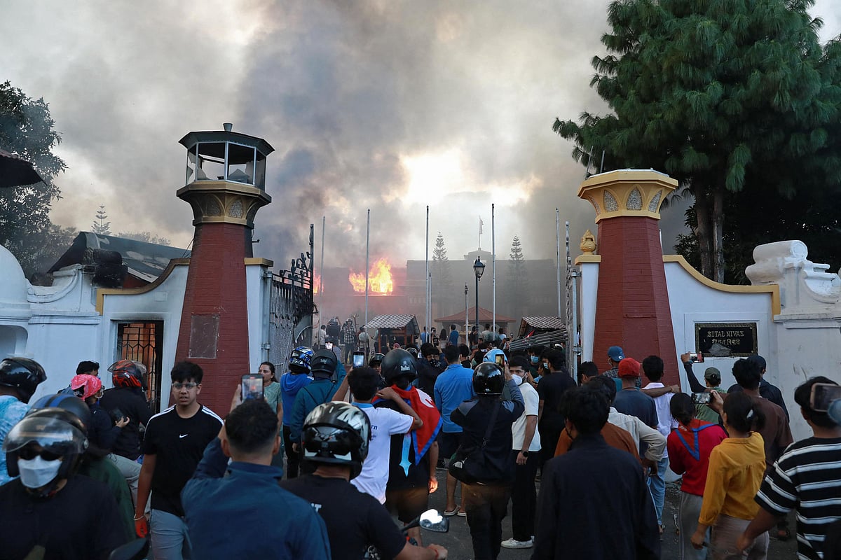 বিক্ষোভকারীরা নেপালের প্রেসিডেন্টের বাসভবনে আগুন ধরিয় দেন। কাঠমান্ডু, নেপাল, ৯ সেপ্টেম্বর