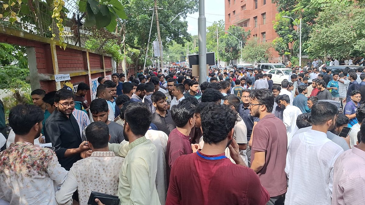 ঢাকা বিশ্ববিদ্যালয়ের শারীরিক শিক্ষাকেন্দ্রে শহীদ সার্জেন্ট জহুরুল হক ও এসএম হল অংশের ভোটকেন্দ্রের প্রবেশমুখে জটলা। আজ মঙ্গলবার সকাল ৯টা ৪০ মিনিটের দিকে