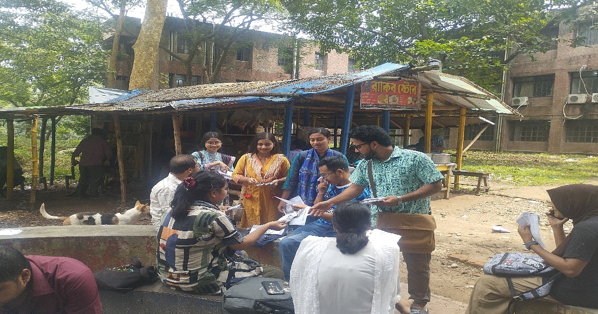 জাকসু নির্বাচনে শেষ মুহূর্তের প্রচারণায় প্রার্থীরা। মঙ্গলবার দুপুরে