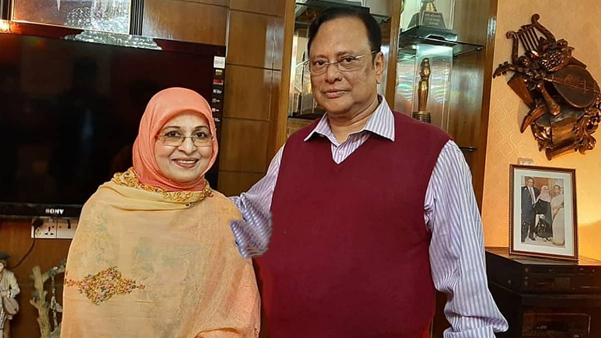 ঢাকার বারিধারার বাসায় প্রথম আলোর ক্যামেরায় শাবানা ও ওয়াহিদ সাদিক