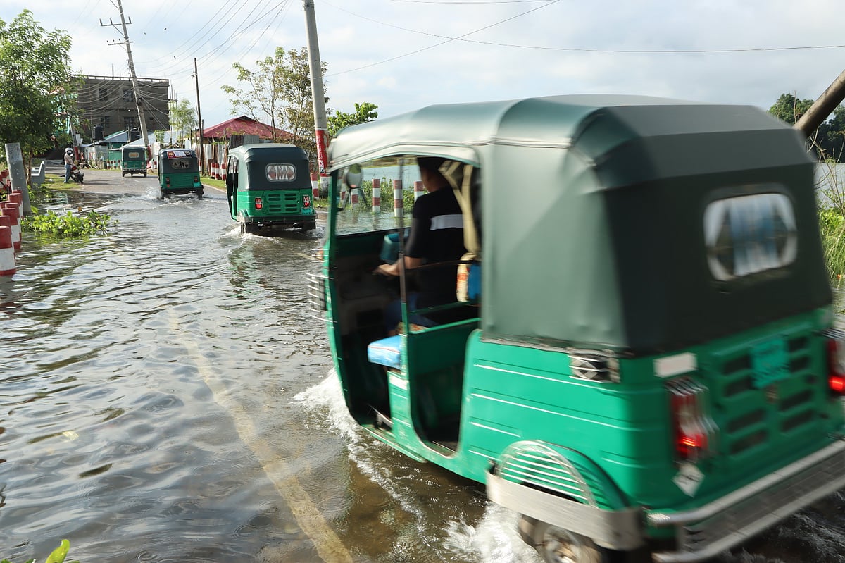 কাপ্তাই হ্রদের পানি বেড়েছে। এতে ডুবেছে রাঙামাটি শহরের রাঙ্গাপানি আসামবস্তি সড়ক। পাানি মাড়িয়ে যান চলাচল করছে। আজ সকালে তোলা